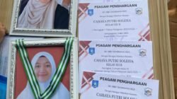 Piagam Prestasi dan Air Mata, Keluarga Kenang Cahaya di Hari Wisuda Kelulusannya